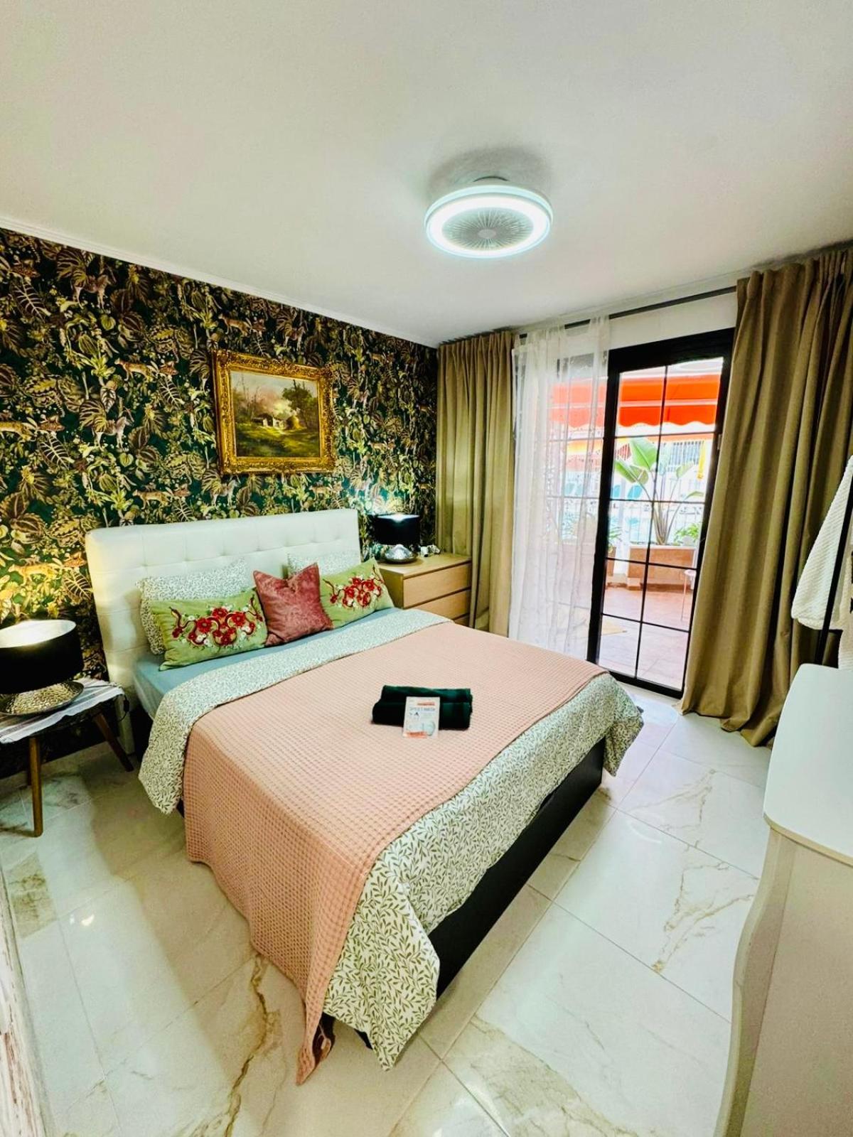 Apartment With Terrace And Pool, Los Cristianos ロスクリスティアーノス エクステリア 写真